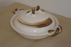 Cocotte avec motifs marrons